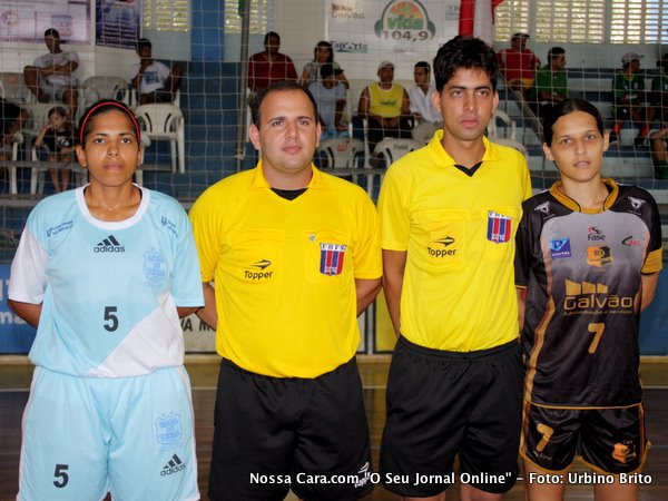A capit&atilde; equipe da ABF (azul) os &aacute;rbitros Neto e Mayco e a capit&atilde; da equipe eunapolitana Peth