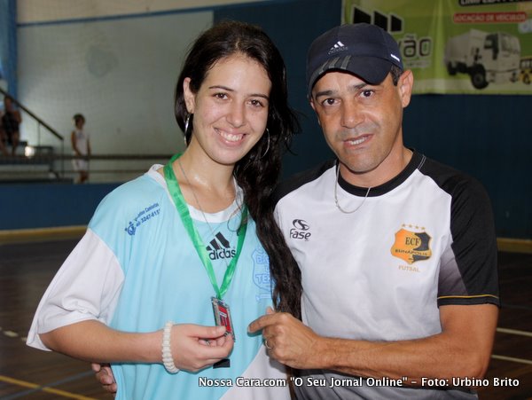 O t&eacute;cnico Artur Nunes do futsal masculino posa ao lado da bela jogadora Lorena da ABF, que morou durante muitos anos em Eun&aacute;polis