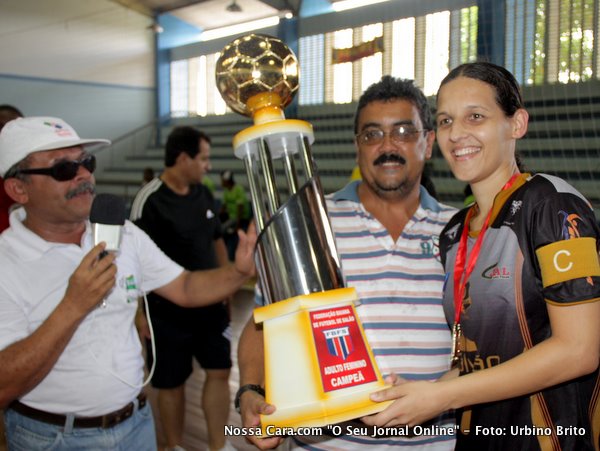 Rosalvo Santos presidente da CBFS entrega o trof&eacute;u de campe&atilde; a capit&atilde; de Eun&aacute;polis a jogadora Peth