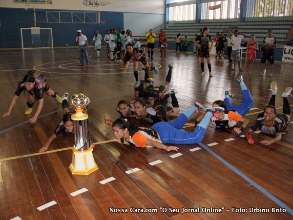 Aqui as jogadoras d&atilde;o o j&aacute; famoso peixinho em dire&ccedil;&atilde;o ao trof&eacute;u 