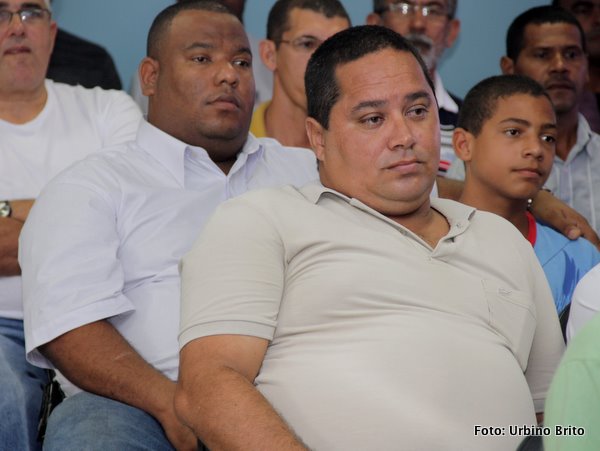 Nesta imagem dois cidad&atilde;os bem nutridos Leo, assessor do vereador Cherubino e logo atr&aacute;s Reginaldo da Cel Point