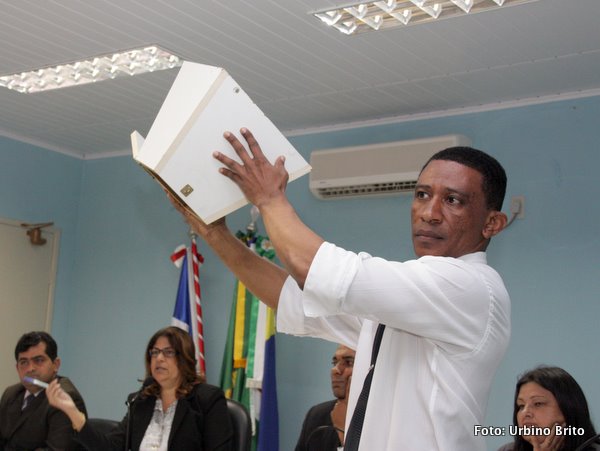 Funcion&aacute;rio da C&acirc;mara exibe para os presentes a urna vazia