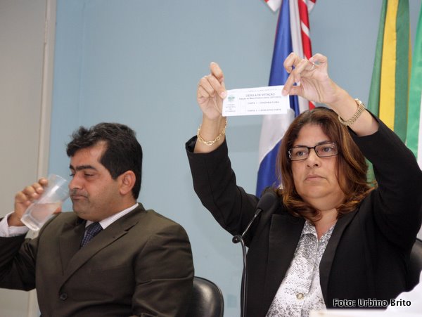 Vereadora Carm&eacute;m L&uacute;cia presidente exibe para as c&acirc;meras as c&eacute;dulas de vota&ccedil;&atilde;o 
