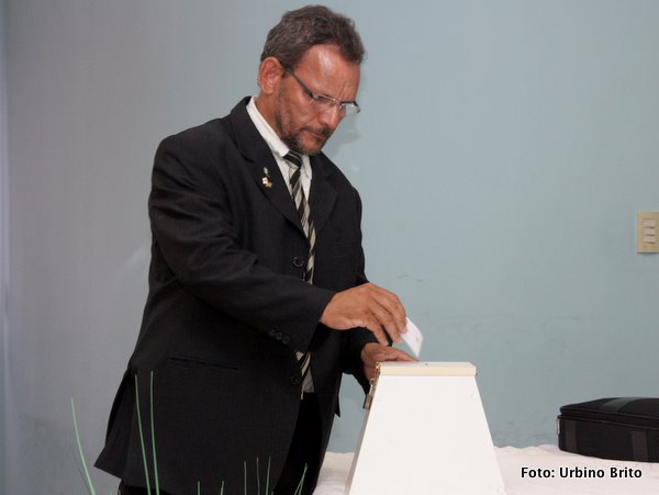 Vereador Normando no momento em que depositava seu voto na urna