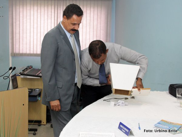 Aqui os vereadores Am&oacute;s Bispo e Paulo Brasil atuando como escrutinadores