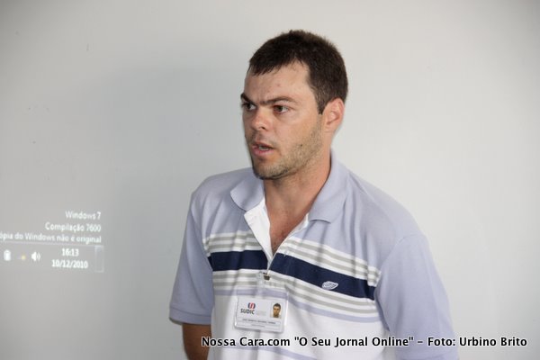 O gerente do Distrito Ind&uacute;strial Em&aacute;rcio Torres em suas explana&ccedil;&otilde;es durante a reuni&atilde;o