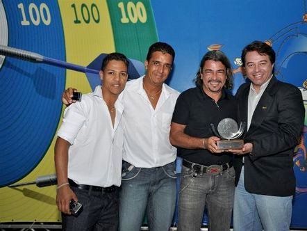 Presidente da Abrasel, Luis Henrique Amaral, entrega o premio MPE Brasil ao dono da barraca de praia Mar&eacute; de Arraial D&Aacute;juda, Eduardo Oberlaender, que comemora vit&oacute;ria com os funcion&aacute;rios da empresa.