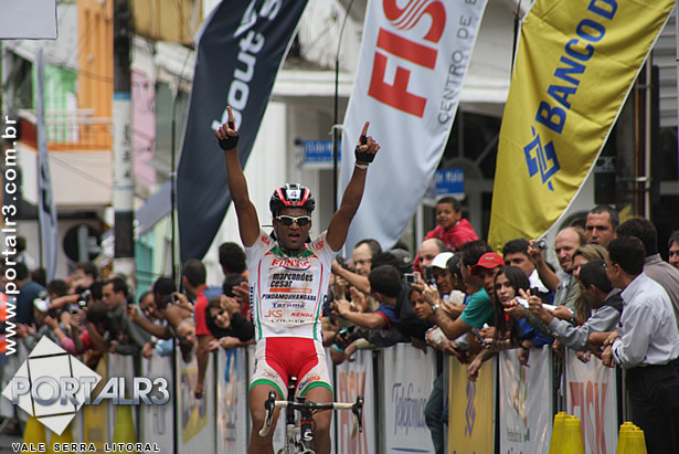 Fl&aacute;vio comemora sua vit&oacute;ria na 3&ordf; etapa do Tour do Brasil