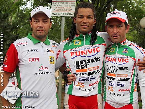 Kid, t&eacute;cnico da equipe de Pinda (esq.);Baiano e Edgardo Simon