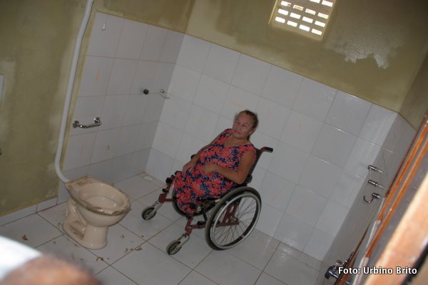 Interior de uma banheiro diferenciado para portadores de necessidades especiais