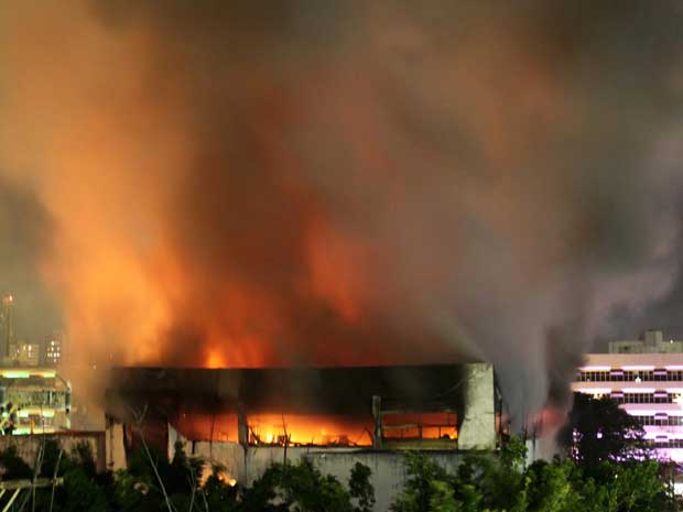 Inc&ecirc;ndio no pr&eacute;dio da Oi em Salvador teve in&iacute;cio na manh&atilde; desta ter&ccedil;a-feira (21). &Agrave; noite, o Corpo de Bombeiros ainda n&atilde;o havia debelado as chamas - Foto: Edson Ruiz / A Tarde / Ag. O Globo