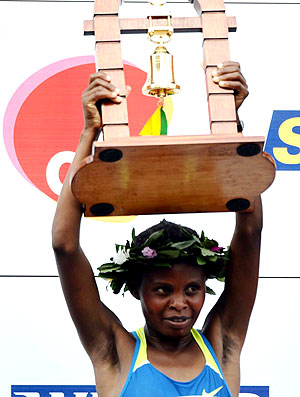 Alice Timbilili brigava pelo primeiro lugar contra a brasileira Simone Alves da Silva - Foto: (Marcos Ribolli / GLOBOESPORTE.COM)