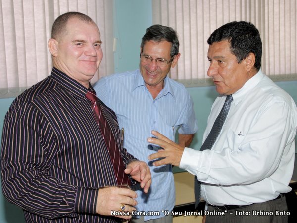 Vereadores Galego do Regional e Cherubino Jos&eacute; de Souza (camisa clara) dialogam assistidos pelo assessor Valdeni Andrade