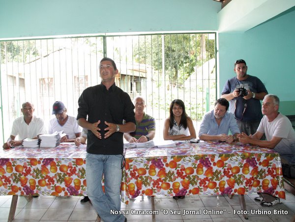 Emerson Tom presidente da Associa&ccedil;&atilde;o de Moradores de Ponto Central d&aacute; &agrave;s boas vindas aos presentes 