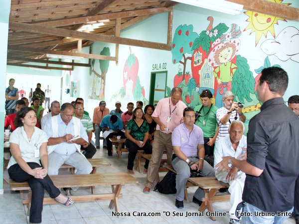 Pequenos agricultores e a imprensa que estava presentes durante a assinaturas dos contratos