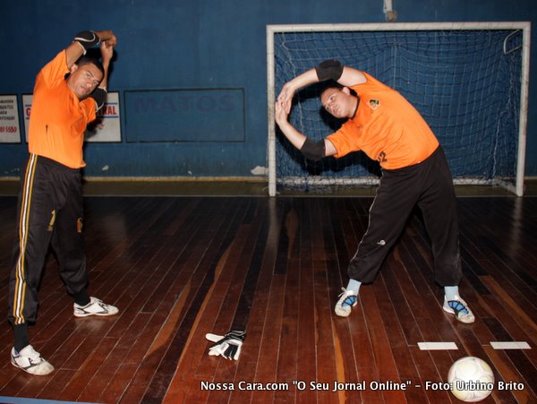 Os goleiros Carlos e Wesley durante o treinamento na tarde de ont&eacute;m 