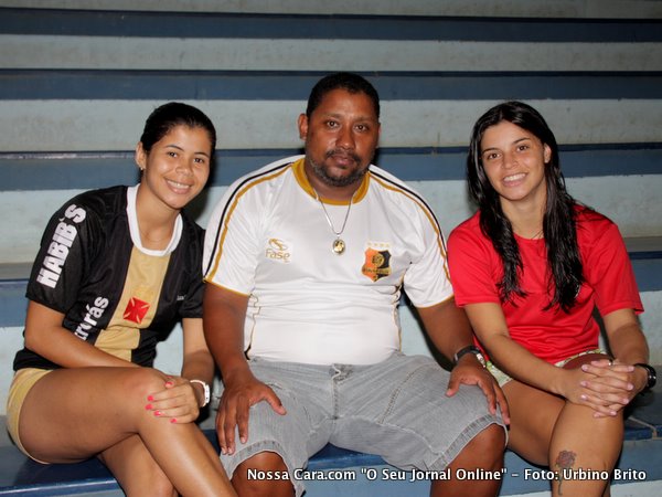 Geane, Alex (t&eacute;cnico) e Lidiane ambas atletas da selec&ccedil;&atilde;o de futsal feminino de Eun&aacute;polis