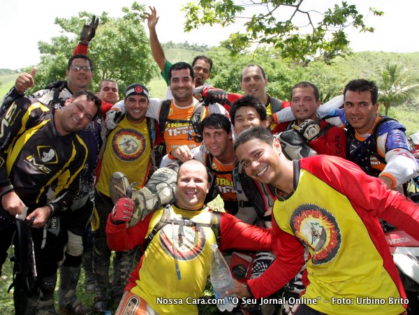 Pilotos participantes posam para a nossam lente em momento de descan&ccedil;o na fazenda de Abisalde Santiago as marg&eacute;ns do Rio do Peixe (Buranh&eacute;m)