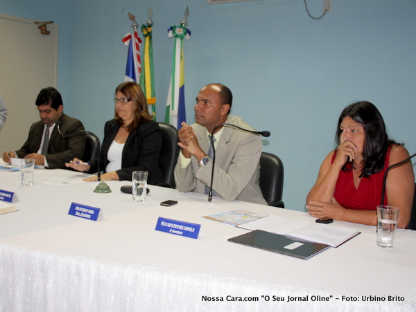 Da esq/direita Valdiran Marques (eleito presidente), Carm&eacute;m L&uacute;cia (presidente que deixa o cargo) Ubaldo Suzart e a vereadora Ruthe Contadora