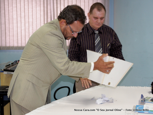 Momento em que os escrutinadores Normando Torres e o Galego do Regional abre a urna para a contagem dos votos