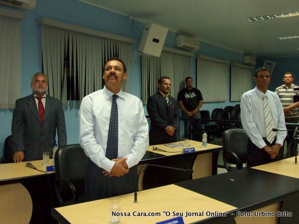 Os vereadores Am&oacute;s Bispo e Z&eacute; Miranda em primeiro plano e Lucas Leite e Normando Torres em segundo plano durante a execu&ccedil;&atilde;o do Hino Nacional