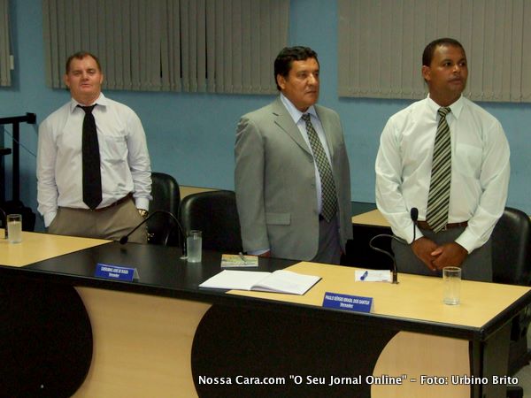 Os vereadores Galego do Regional (sem palet&oacute;), Cherubino Jos&eacute; de
Souza e Paulo Brasil, ainda durante a execu&ccedil;&atilde;o do Hino Nacional
