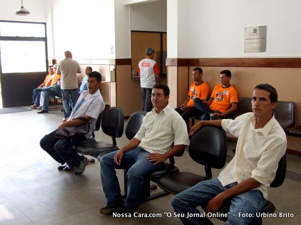 Rodovi&aacute;rios aguardam no sagu&atilde;o da justi&ccedil;a do trabalho o resultado da audi&ecirc;ncia