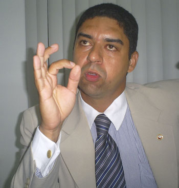 O promotor Dionelis fica irritado durante a entrevista com a demora em ser cumprido os mandados de pris&atilde;o - Foto Mila Verena