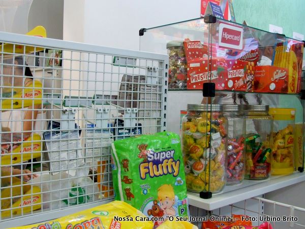 Aqui tamb&eacute;m os chocolates e doces est&atilde;o exposto que d&aacute; pra ver at&eacute; as marcas nas fotos