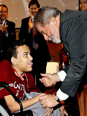 O estudante Ricardo Oliveira sendo cumprimentado pelo Presidente Lula durante a solenidade de entrega das medalhas