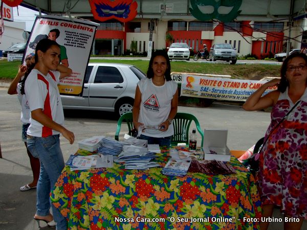 Stand do SAE/CTA, farta distribui&ccedil;&atilde;o de camisinhas e material informativo sobre a campanha