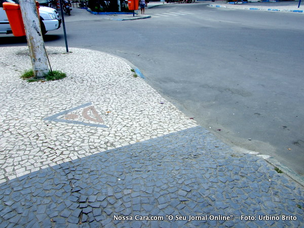 Aqui ainda vemos restos de uma rampa de quando foram feitas as cal&ccedil;adas de pedras portuguesas no centro