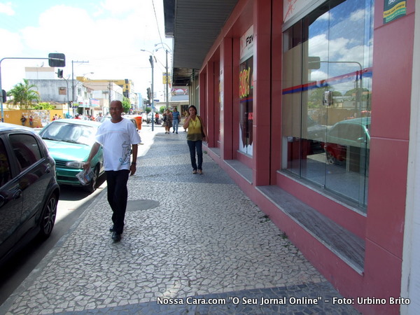 Frente de uma grande loja de m&oacute;veis na Av. Porto Seguro a acessibilidade &eacute; zero
