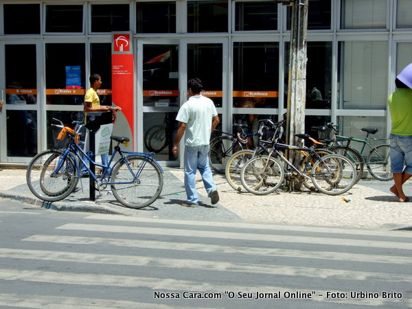 Cal&ccedil;ada do Bradesco totalmente obstruida por bicicleta impedindo a acessibilidade