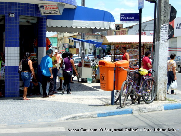 Esquinas totalmente obstruidas que s&oacute; serve pra deixar a cidade cada dia mais feia