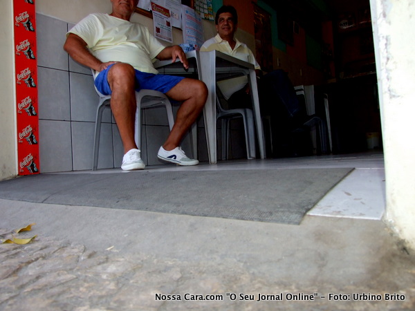 O bar do Messias na rua 5 de novembro d&aacute; exemplo e constroi uma sem obstruir a cal&ccedil;ada