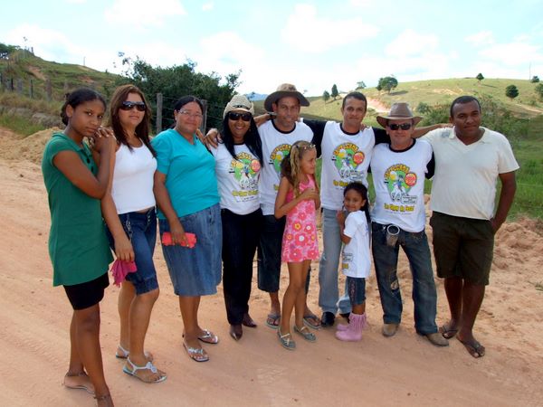 A vereadora Simone (de chapeu ao centro) com amigos recepcionam a cavalgada na chegada de Monte Alegre