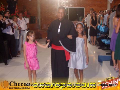 Momento em que Caetano se encaminha para mesa para colar grau