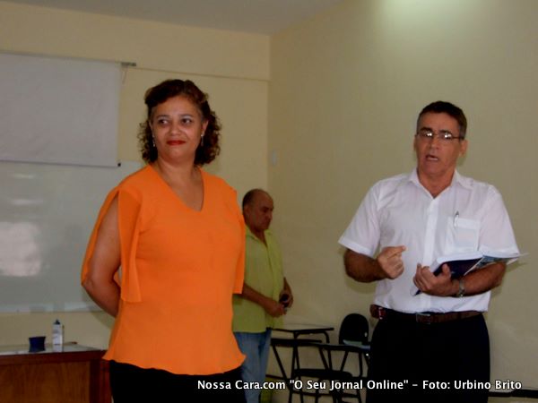 Debora Jorge da assessoria de imprensa da Veracel tendo ao lado Mirabeau Andrade (pres. Associa&ccedil;&atilde;o Comercial de Eun&aacute;polis)