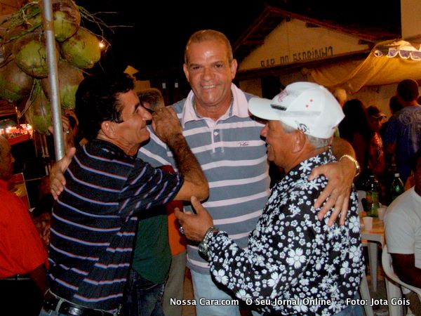 O prefeito Ademar Pinto sendo cumprimentado pelos amigos