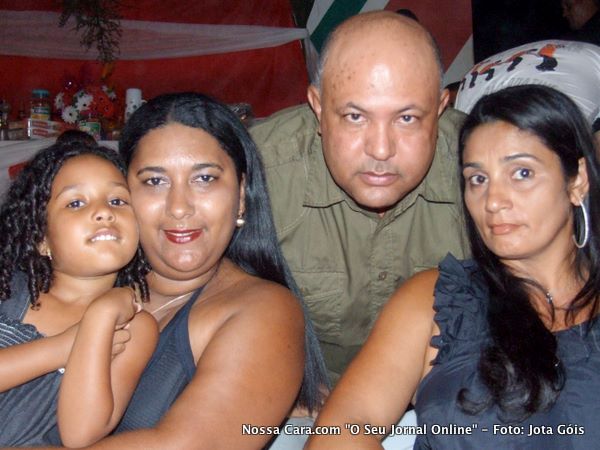 A vereadora Simone sua filha Vit&oacute;ria o vereador Gelson Almeida e esposa prestigiando a festa