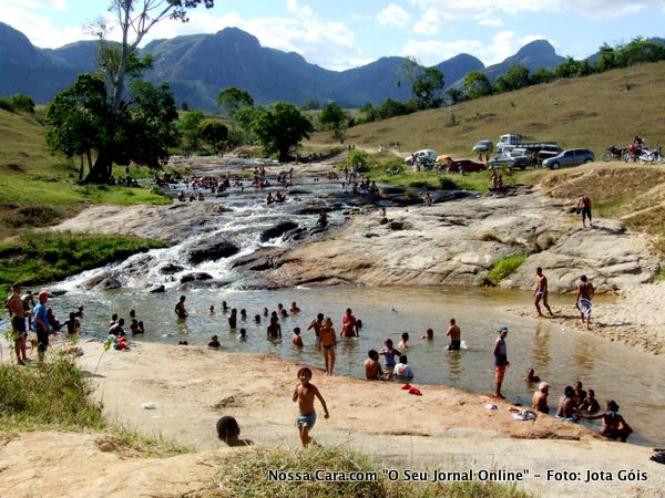 Aqui vista de uma das cachoeiras cheia de gente se divertindo e se preparando para mais uma noite de festa