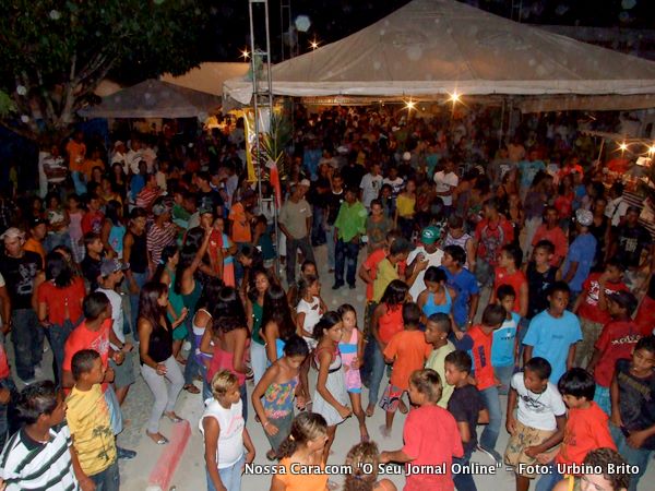 O pov&atilde;o que lotou a pra&ccedil;a agitou at&eacute; o amanhcer ao som da Cheiro no Cangote da cidade de Santo Ant&ocirc;nio do Jacinto - MG