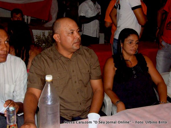 O vereador Gelson Almeida e esposa marcando presen&ccedil;a na festa