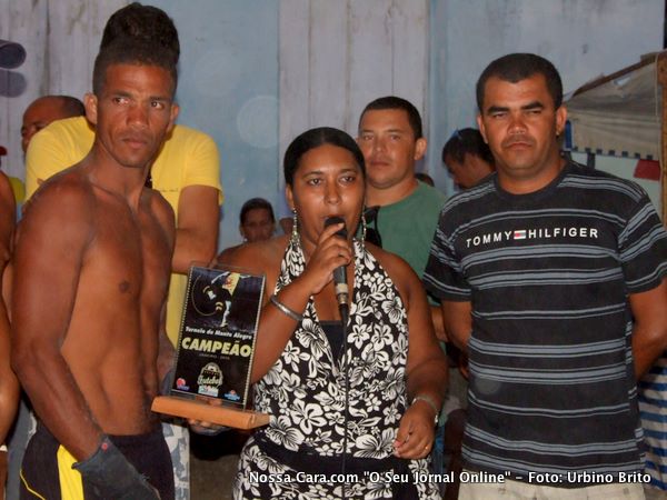 A vereadora Simone Almeida (Monte Alegre) e o diretor de esportes Paulo da Costa no momento da entrega da premia&ccedil;&atilde;o do torneio de futebol