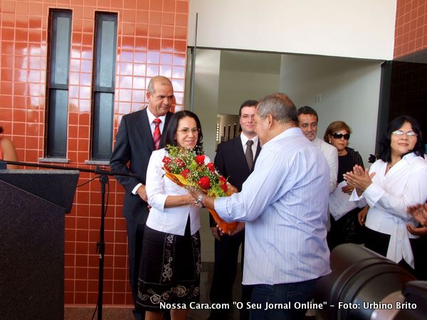 Dra Silvia Zarif &eacute; homenageada com um buqu&ecirc; de flores pelos servidores do F&oacute;rum