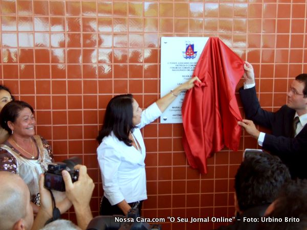 Momento em que a Dra. S&iacute;lvia Zarif e o juiz Dr. Tib&eacute;rio Magalh&atilde;es descerram a placa comemorativa da inaugura&ccedil;&atilde;o 