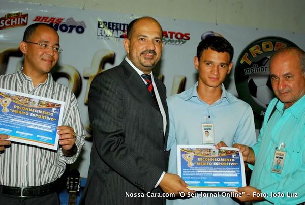 Urbino Brito e Urbino Junior recebe a homenagem pelo Nossa Cara.com das m&atilde;os do prefeito Rob&eacute;rio Oliveira tendo a esquerda Hugo Santos