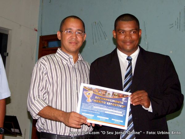 O companheiro Hugo Santos do Radar64.com recebe sua homenagem das m&atilde;os de Luciano Santos