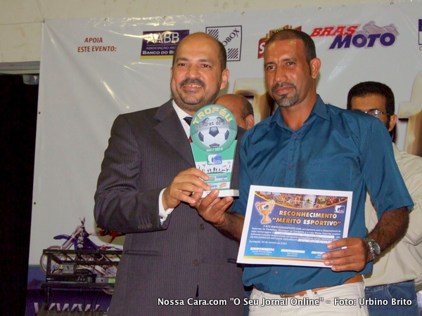 O jogador de futsal Tico recebe das m&atilde;os do prefeito Rob&eacute;rio Oliveira a sua merecida homenagem 